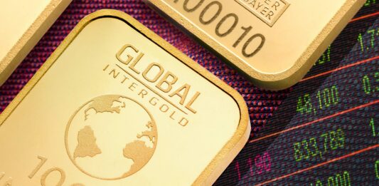 Cae el oro ante expectativa de fortalecimiento del dólar previo a decisión de la Fed